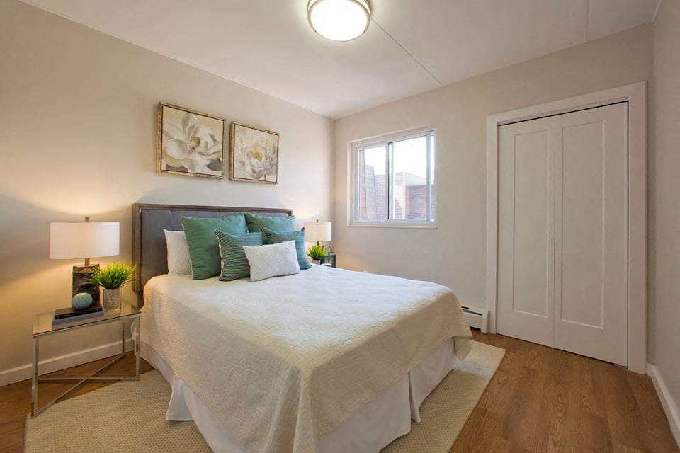 Linden Court bedroom with large closet in St. Catharines, ON