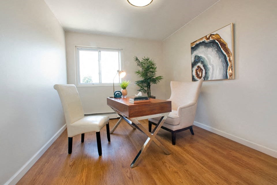 Linden Court stylish office with hard surface flooring in St. Catharines, ON