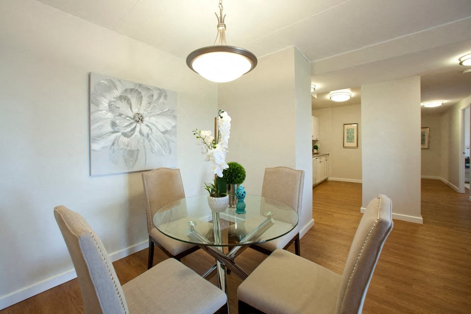 Linden Court cozy dining area with hard surface flooring in St. Catharines, ON