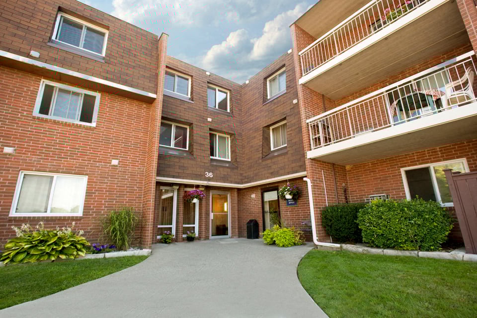 Linden Court exterior image of front entrance in St. Catharines, ON