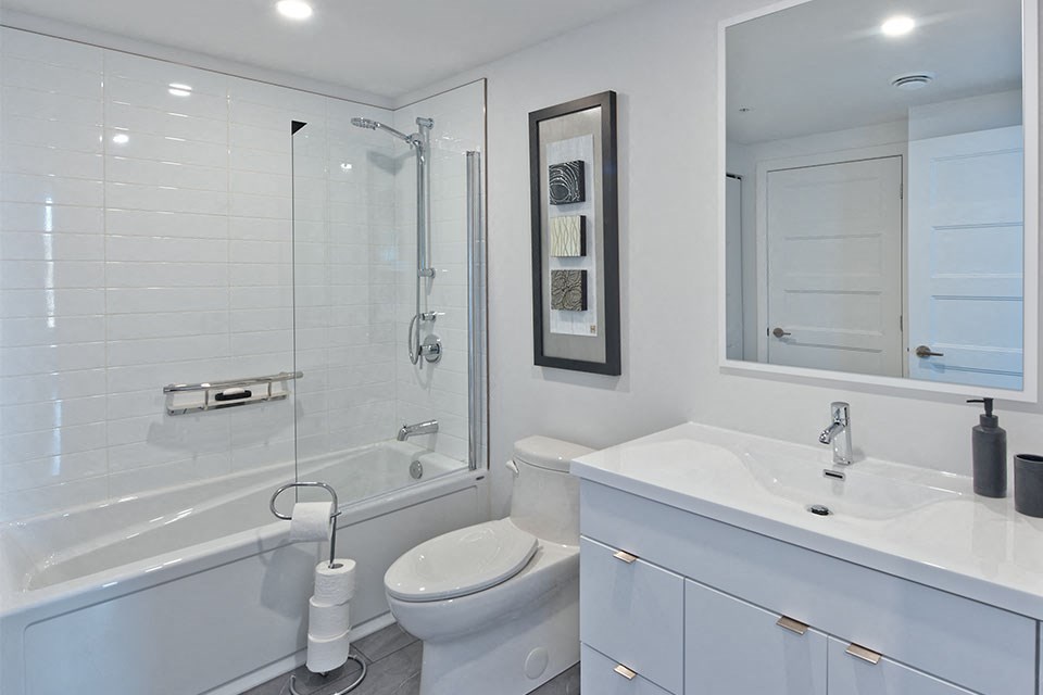 Lumineau in Sherbrooke, QC bathroom with full sized bathtub