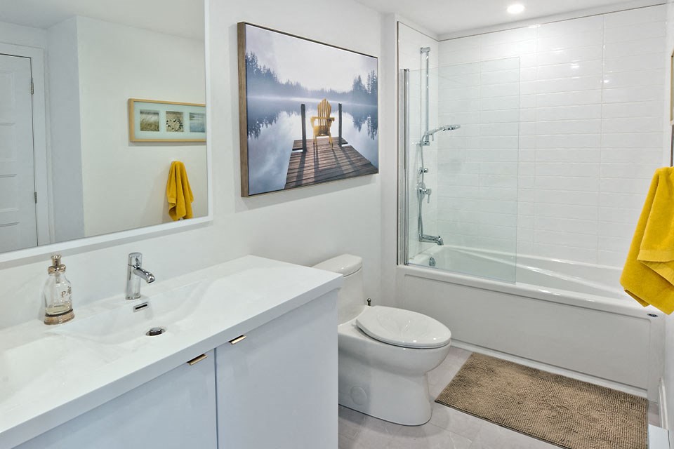 Lumineau in Sherbrooke, QC bathroom with full sized bathtub and large mirror