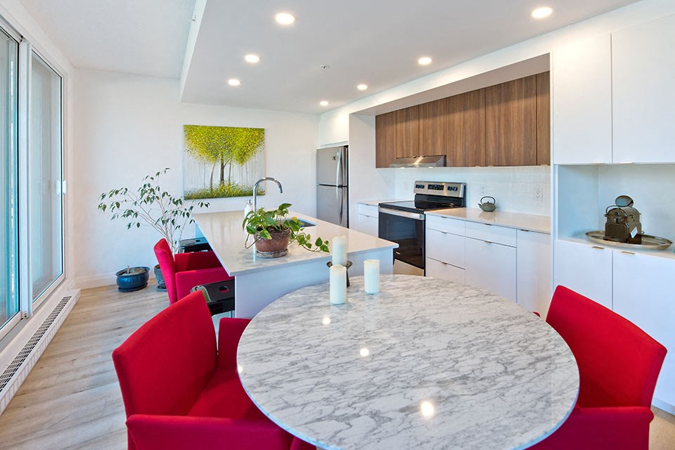 Lumineau in Sherbrooke, QC kitchen with island and stainless steel appliances