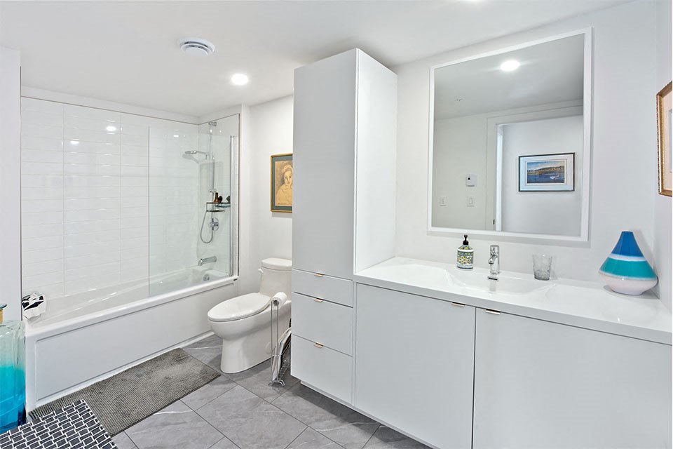 Lumineau in Sherbrooke, QC large bathroom with full sized bathtub and plenty of cabinetry
