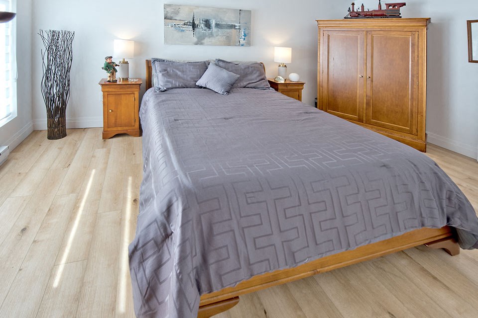 Lumineau in Sherbrooke, QC spacious bedroom with large windows