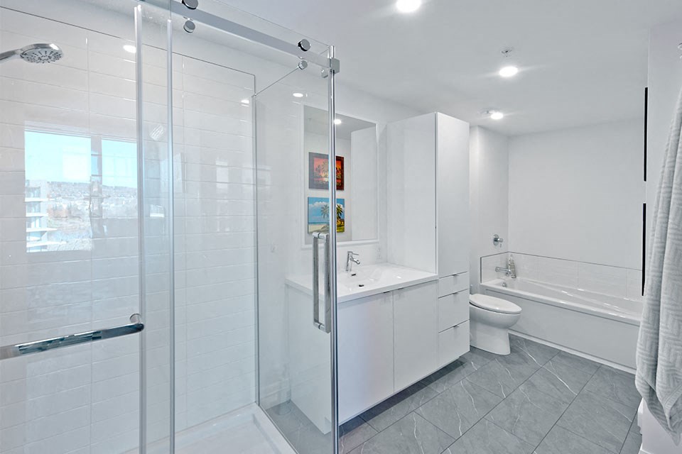 Lumineau in Sherbrooke, QC large bathroom with stand up and full sized bathub