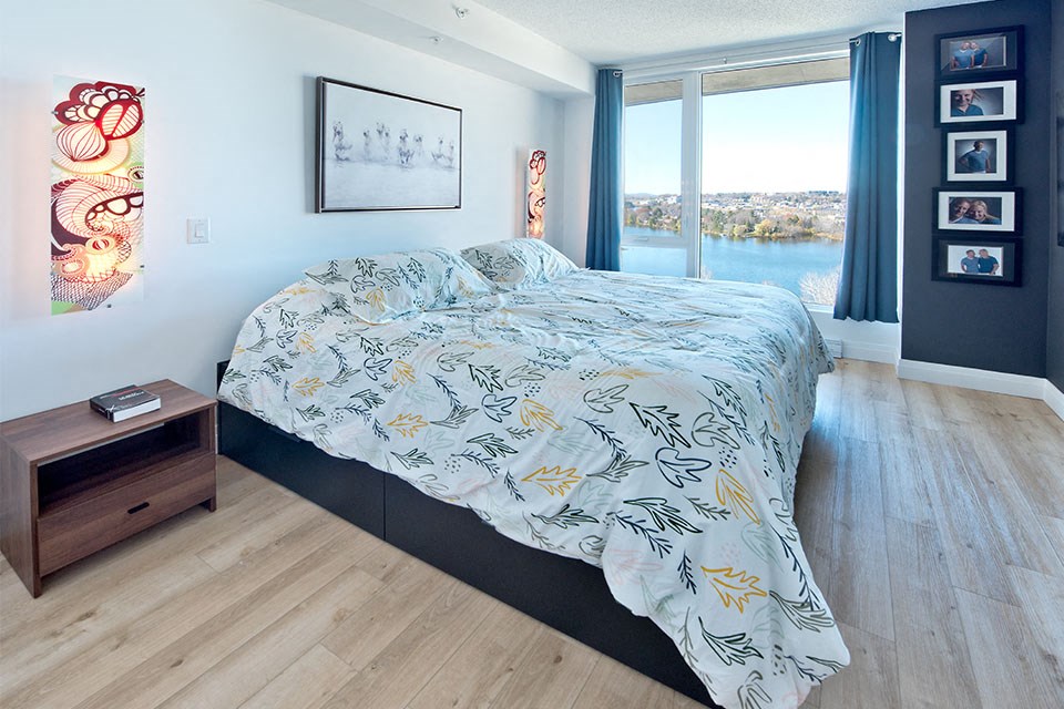 Lumineau in Sherbrooke, QC well lit bedroom with large windows