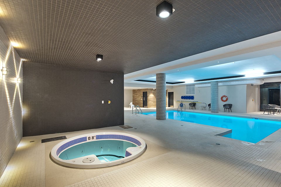 Lumineau in Sherbrooke, QC indoor hot tub beside pool