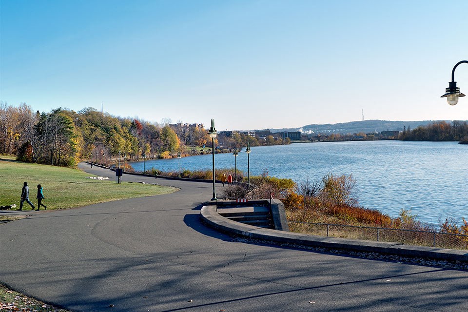 Close proximity to Jacques Cartier Park and Magog River Trail