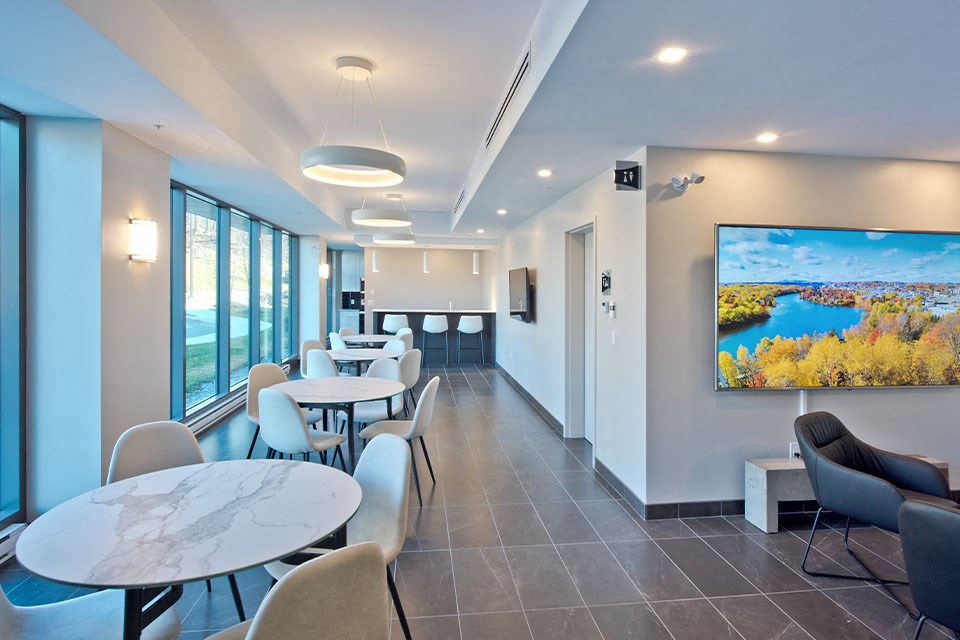Lumineau in Sherbrooke, QC reception room with dining tables and seating