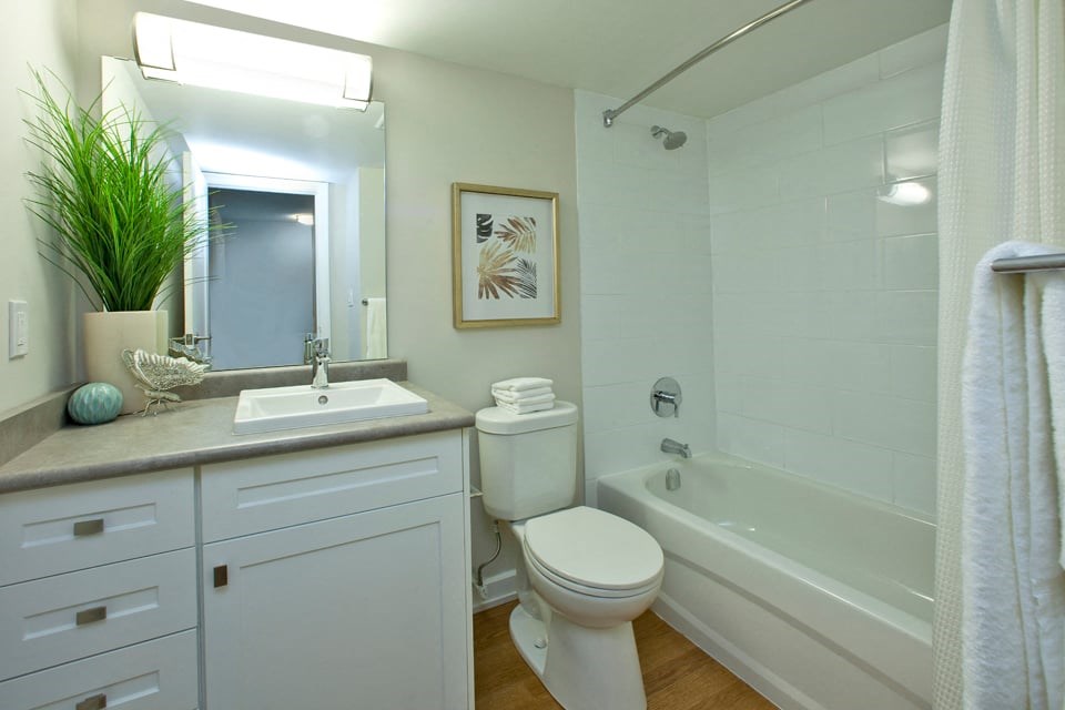 Lyndon Place bathroom with full size bathtub in Niagara Falls, ON