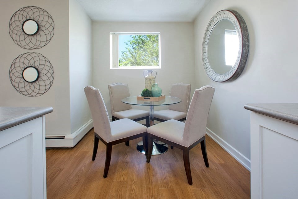 Lyndon Place cozy dining area with hard surface flooring in Niagara Falls, ON