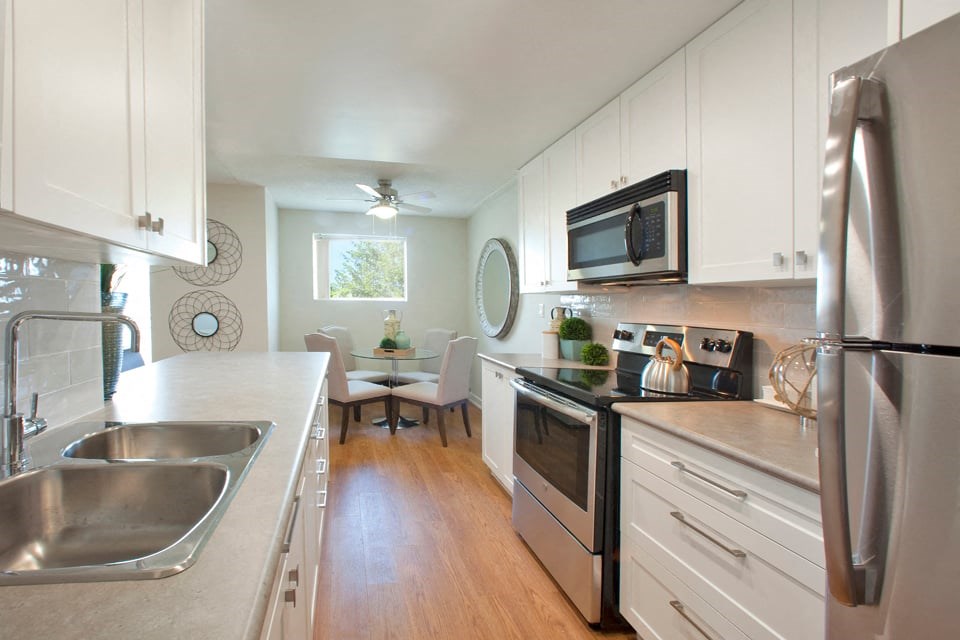 Lyndon Place modern kitchen with white cabinetry and stainless steel appliances in Niagara Falls, ON