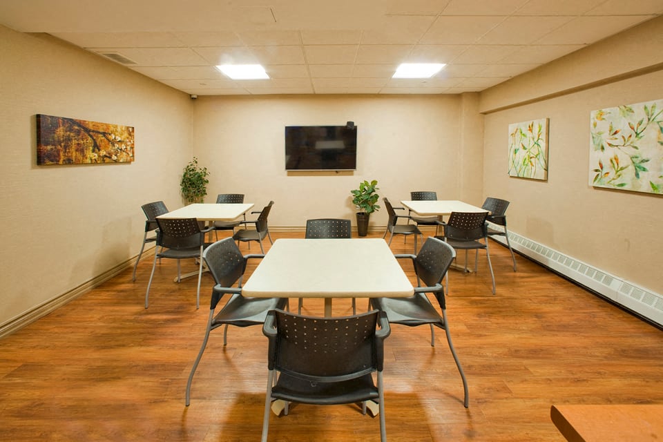 Market Street Apartments Social room with table and seating in Hamilton, ON