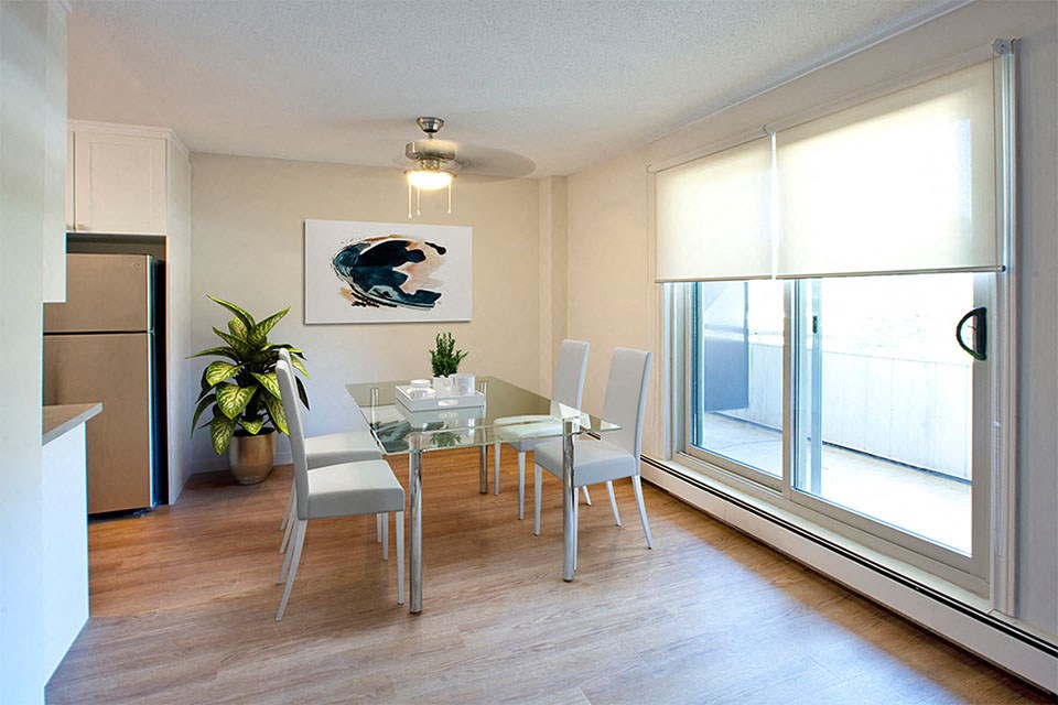 Marlan Towers in Owen Sound, ON spacious dining area with balcony access