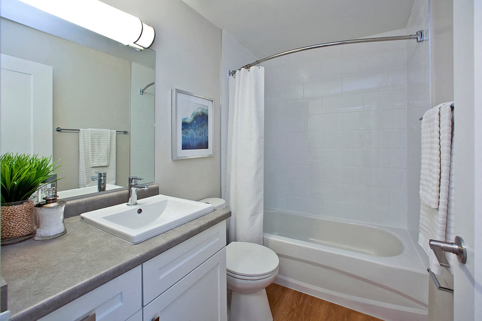Millside Tower bathroom with full size bathtub in Milton, ON