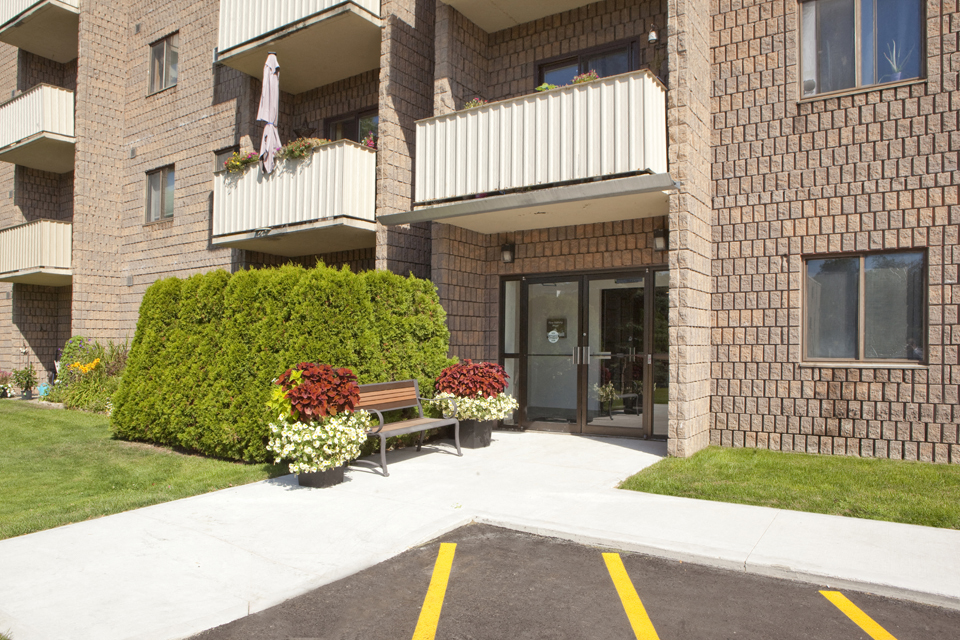 Mountain View exterior image of front entrance in Collingwood, ON