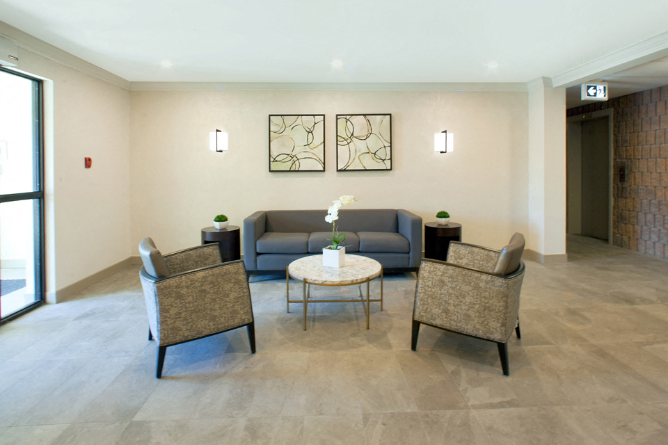 Mountain View seating area in lobby in Collingwood, ON