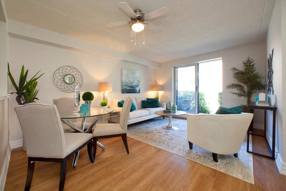 Oakdale Heights open concept living-dining area in St. Catharines, ON