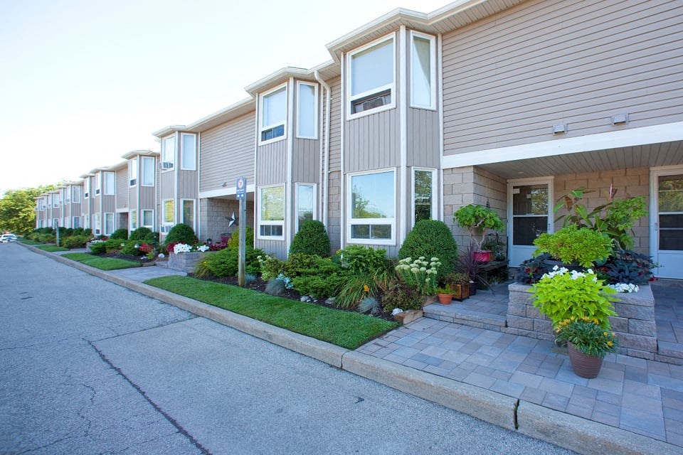 Oakdale Heights image of exterior of building in St. Catharines, ON