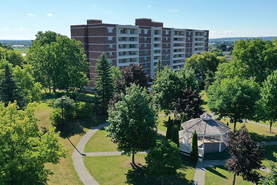 Exterior of building with gazebo area at Park Place in Bradford, ON