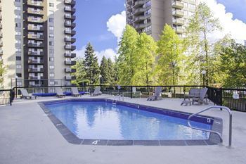 Horizon Towers in Burnaby, BC outdoor pool