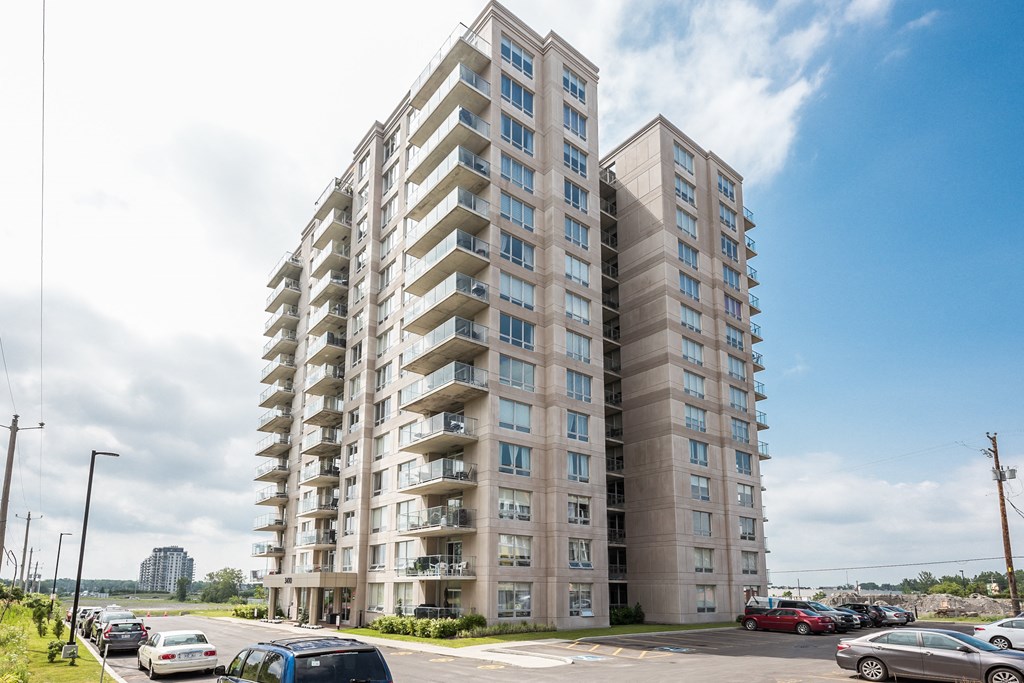 Building 3410 at Axial Towers located in Laval