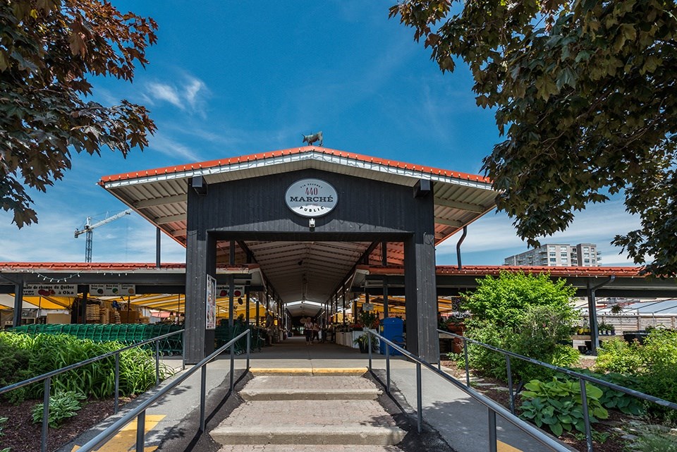 Marche 400, a shopping centre and market located next to Axial Towers in Laval