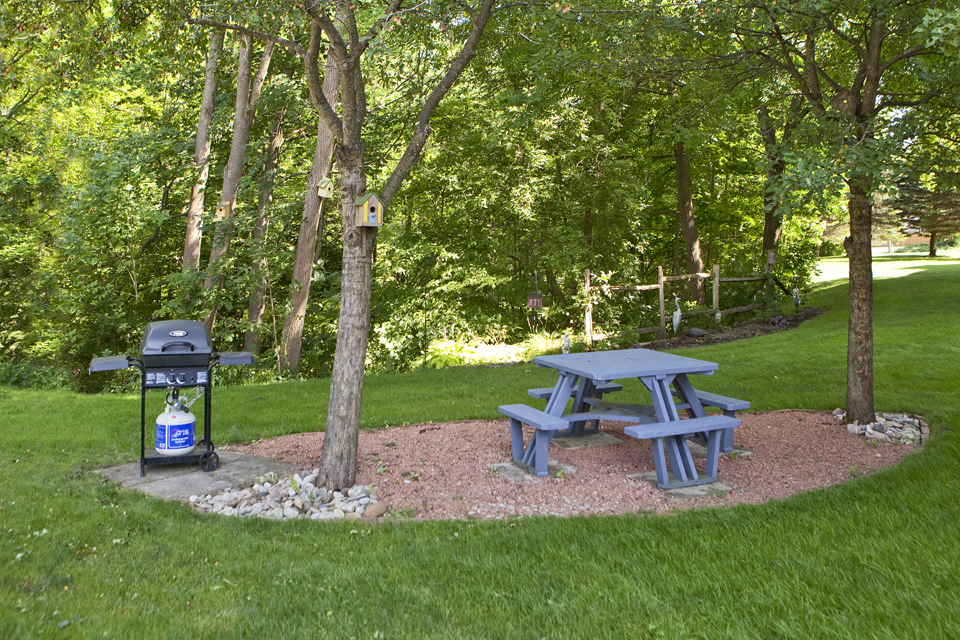 Regency Towers outdoor picnic and BBQ area in Owen Sound, ON