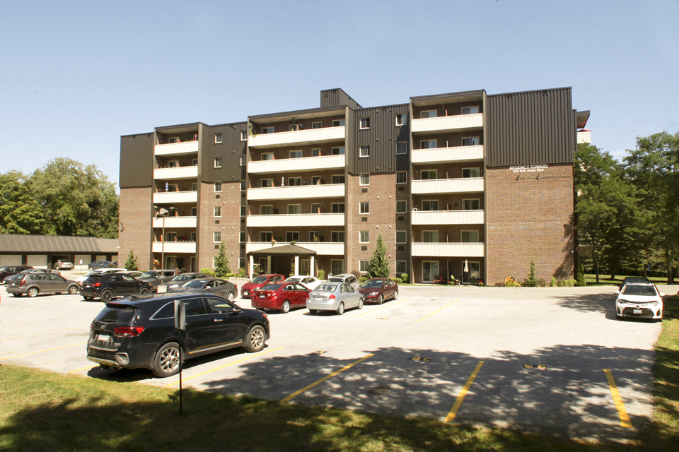 Regency Towers image of exterior of building in Owen Sound, ON