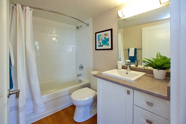 Regency Place modern bathroom with full size bathtub in Whitby, ON