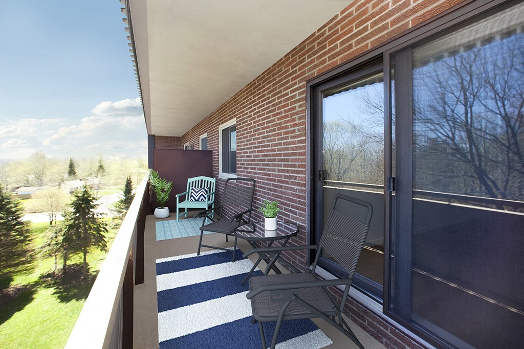 Regency Towers charming balcony with chairs in Owen Sound, ON