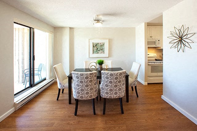 St. Augustine Place spacious dining area with lots of natural light in St. Catharines, ON