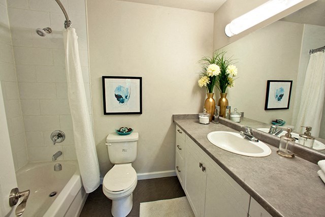 St. Lawrence Village in St. Catharines, ON Bathroom with full sized bathtub