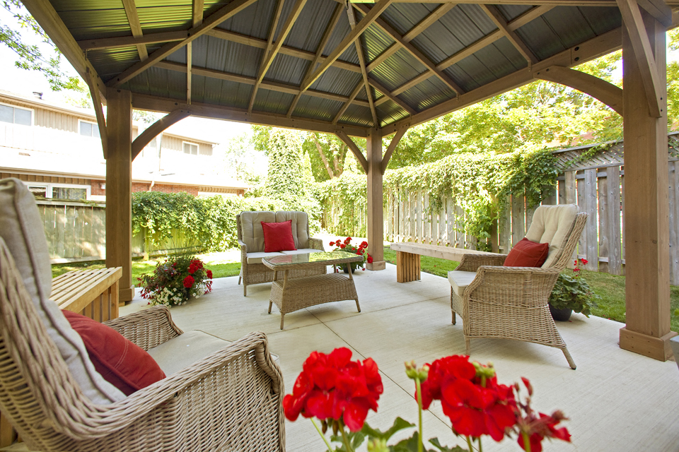 Shannon Towers gazebo with patio furniture in Collingwood, ON