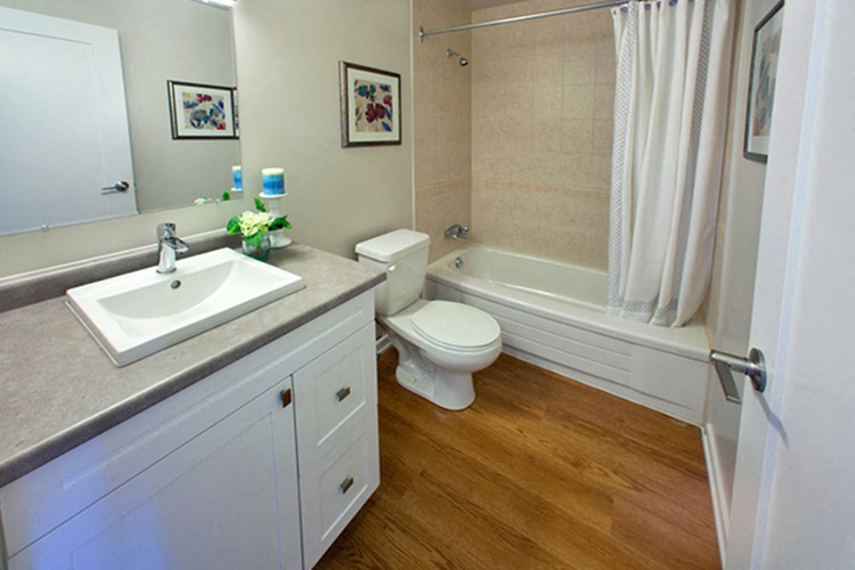 Shannon Towers in Collingwood, ON bathroom with hard surface flooring and tub shower