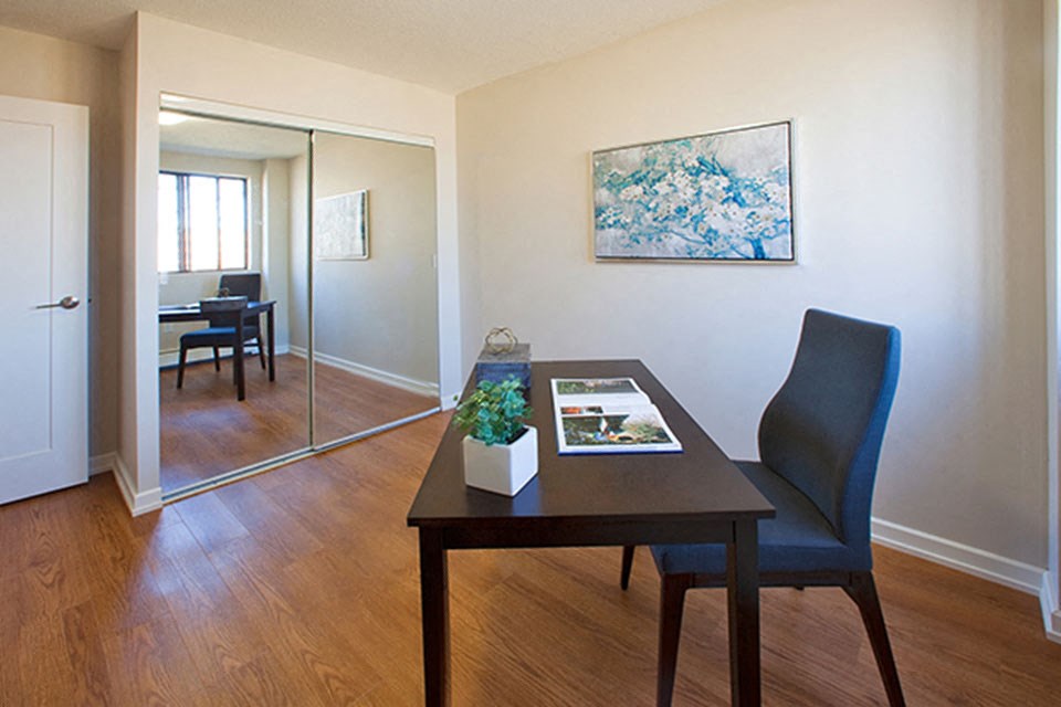 Shannon Towers in Collingwood, ON second bedroom set up as home office