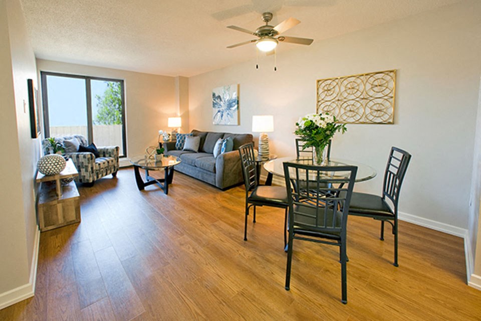 Shannon Towers in Collingwood, ON large living room and dining area with hard surface flooring