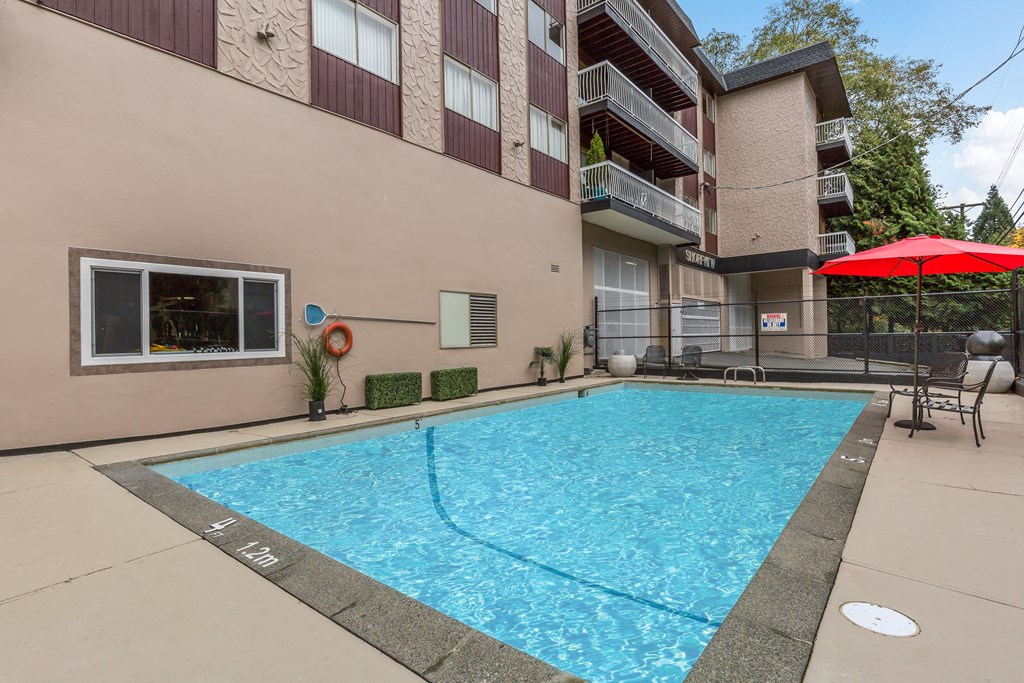 Shoreview in North Vancouver, BC Outdoor pool