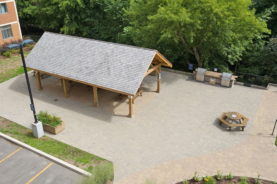 Silvercreek Towers outdoor BBQ area with gazebo in Georgetown, ON