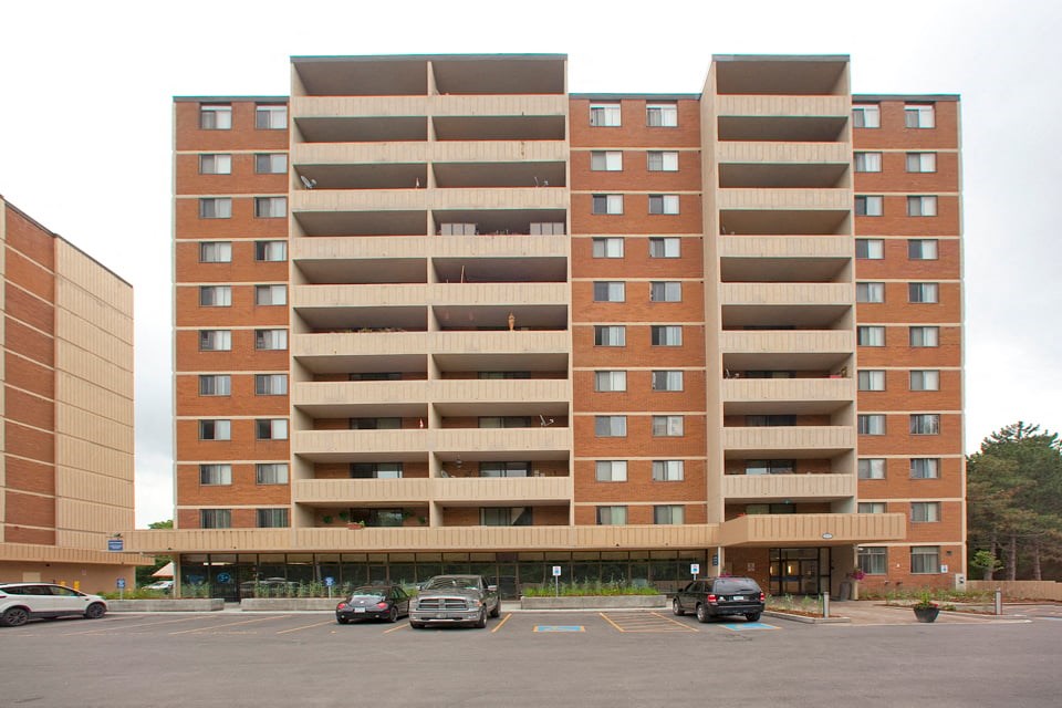 Silvercreek Towers in Georgetown, ON exterior of building and parking lot
