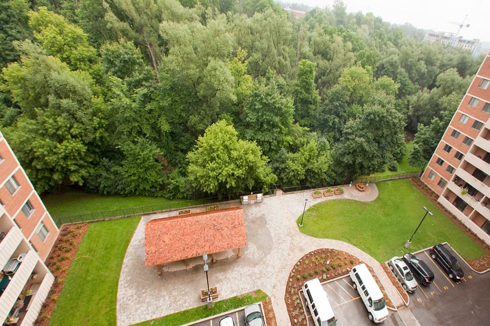 Silvercreek Towers in Georgetown, ON outdoor gazebo with seating