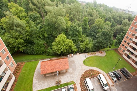 Silvercreek Towers in Georgetown, ON outdoor gazebo with seating