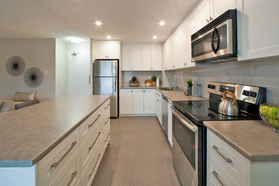 Silvercreek Towers in Georgetown, ON kitchen with island and upgraded cabinetry