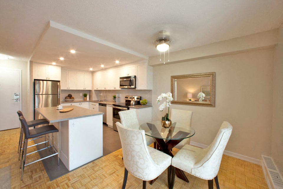 Silvercreek Towers in Georgetown, ON open concept kitchen and dining room