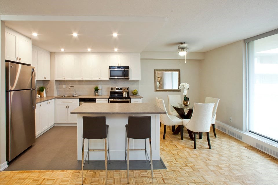 Silvercreek Towers in Georgetown, ON upgraded pot lights in kitchen