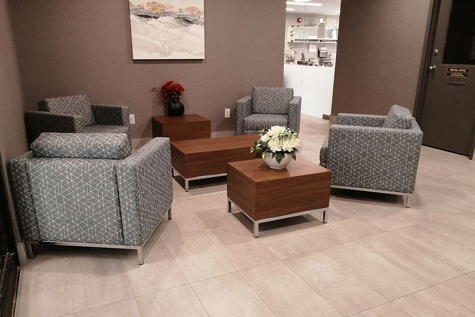 Silvercreek Towers in Georgetown, ON laundry facility lounge chairs and table