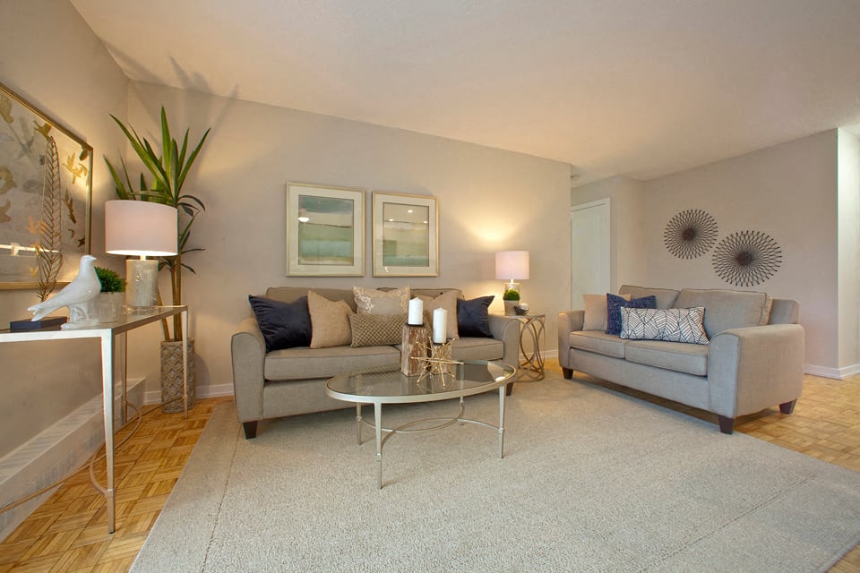 Silvercreek Towers in Georgetown, ON well lit living room