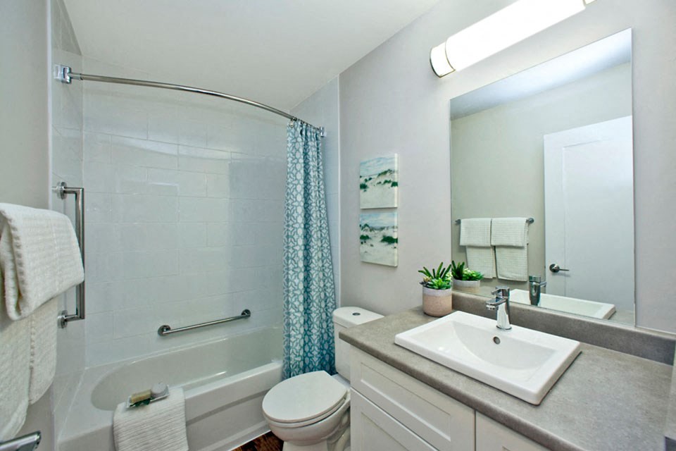 Southwood Apartments in Guelph, ON bathroom with full sized bathtub