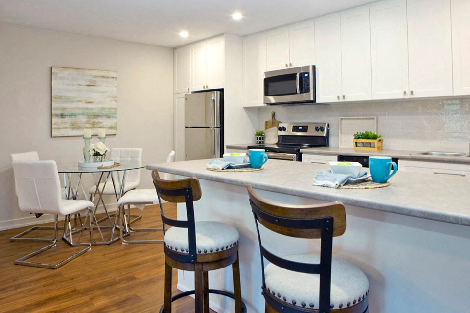 Southwood Apartments in Guelph, ON open concept kitchen and dining room